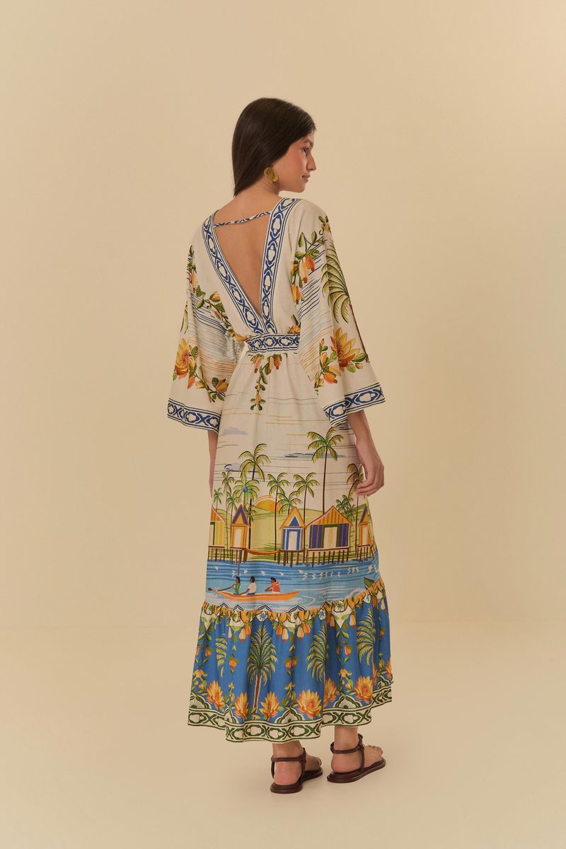 Vista trasera del vestido cropped con estampado vibrante.