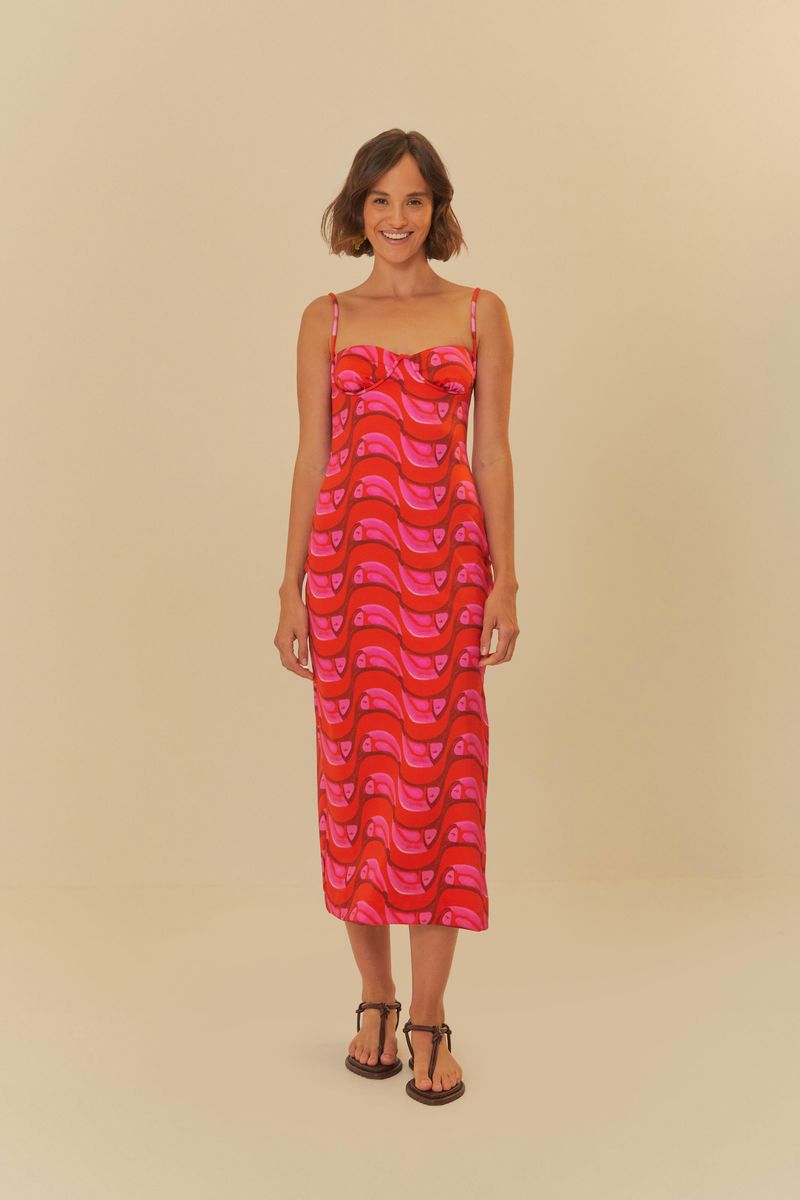 Imagen de un vestido midi con estampado vibrante en tonos de rojo y rosa, visto desde atrás.