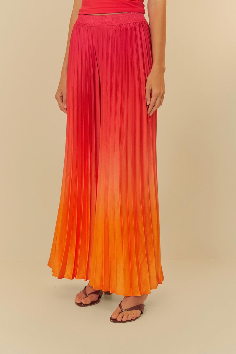 Detalle del tejido plisado y efecto degradado del pantalón.