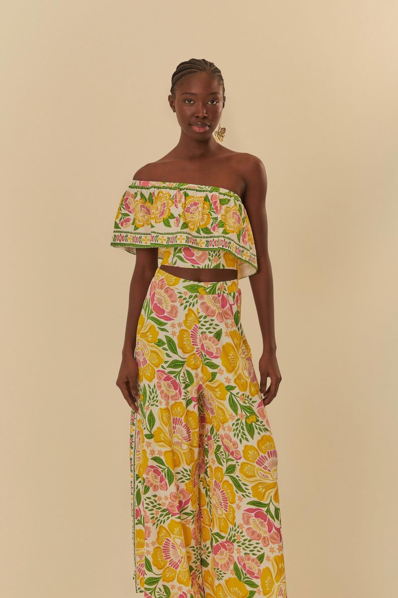 Imagen de un pantalón pantalona floral vibrante, visto de lado.
