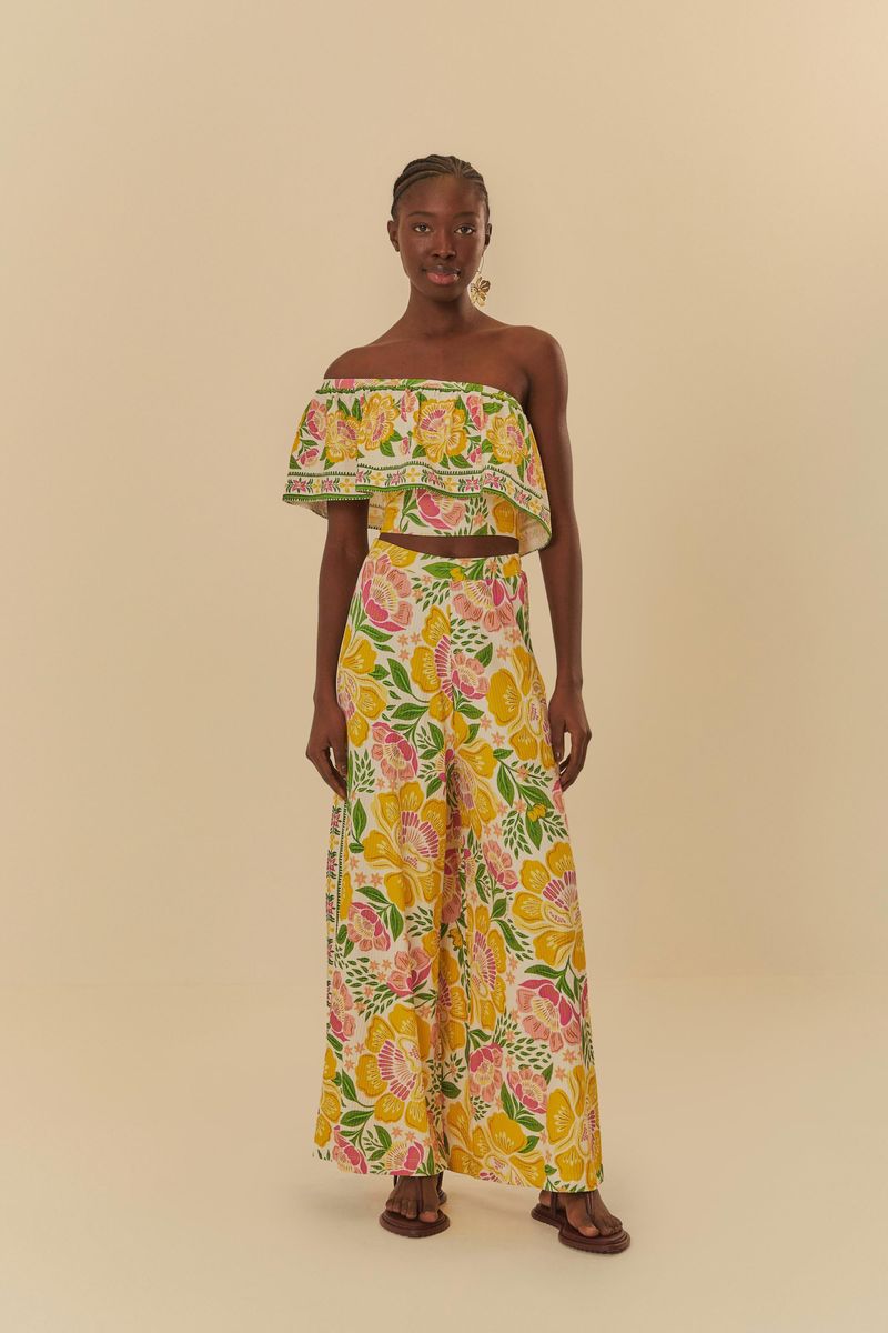 Conjunto con blusa floral y pantalón combinado, vista completa.