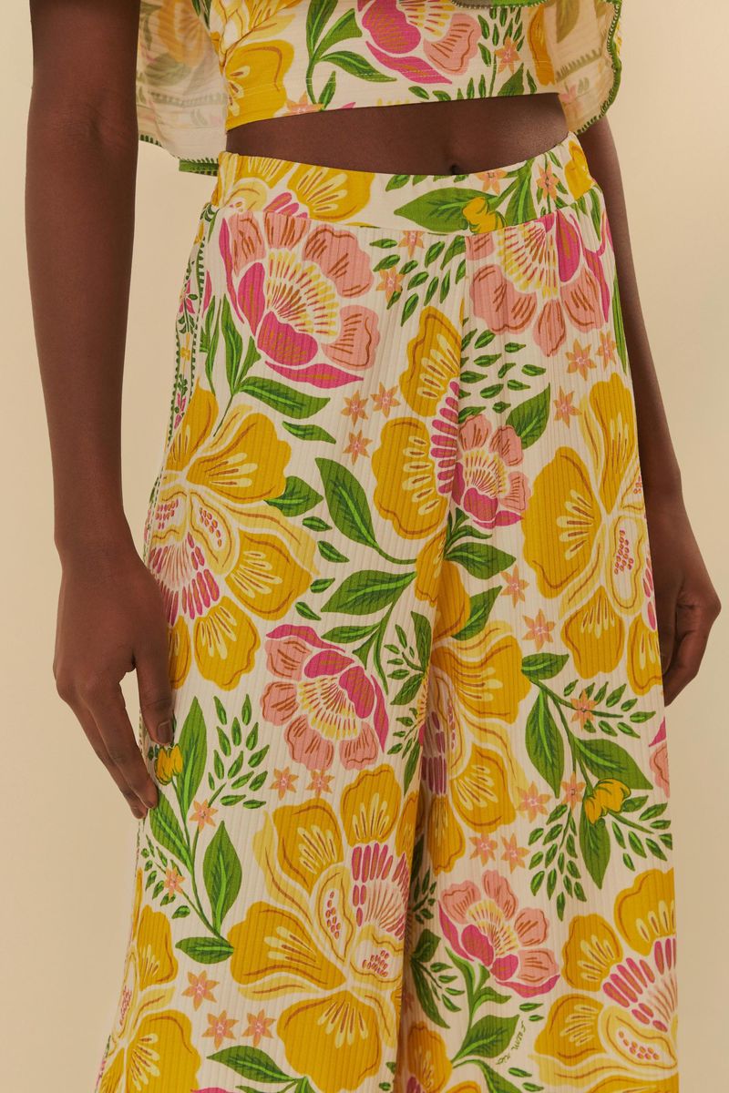 Imagen de un pantalón pantalona floral vibrante, visto desde atrás.