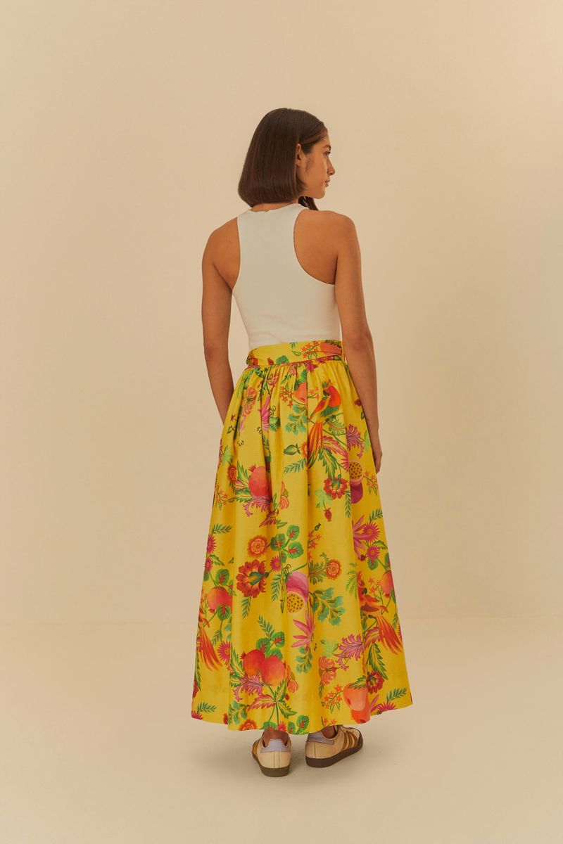 Vista trasera de la falda larga estampada con diseños tropicales.