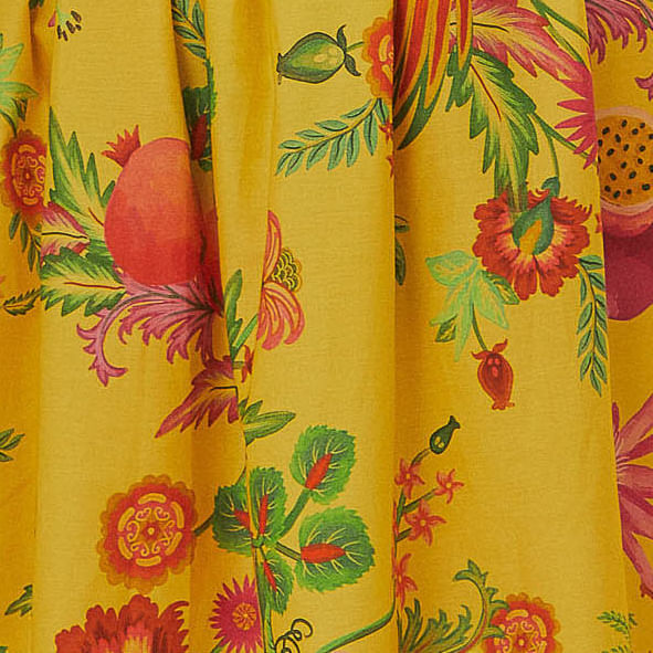 Primer plano de los estampados tropicales con flores y frutas.