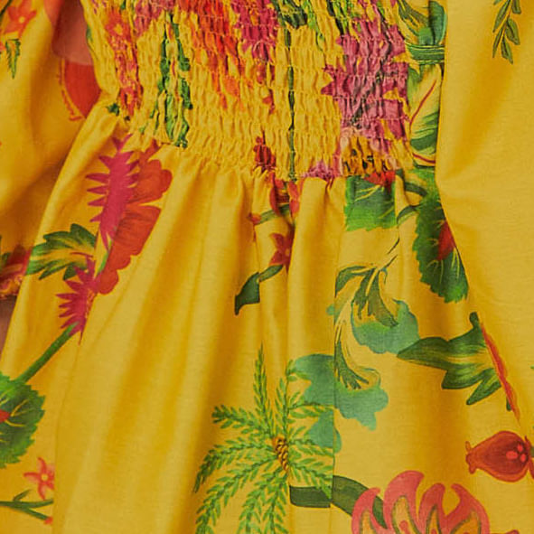Detalle-del-tejido-estampado-del-vestido-evidenciando-los-detalles-de-frutas-y-flores.
