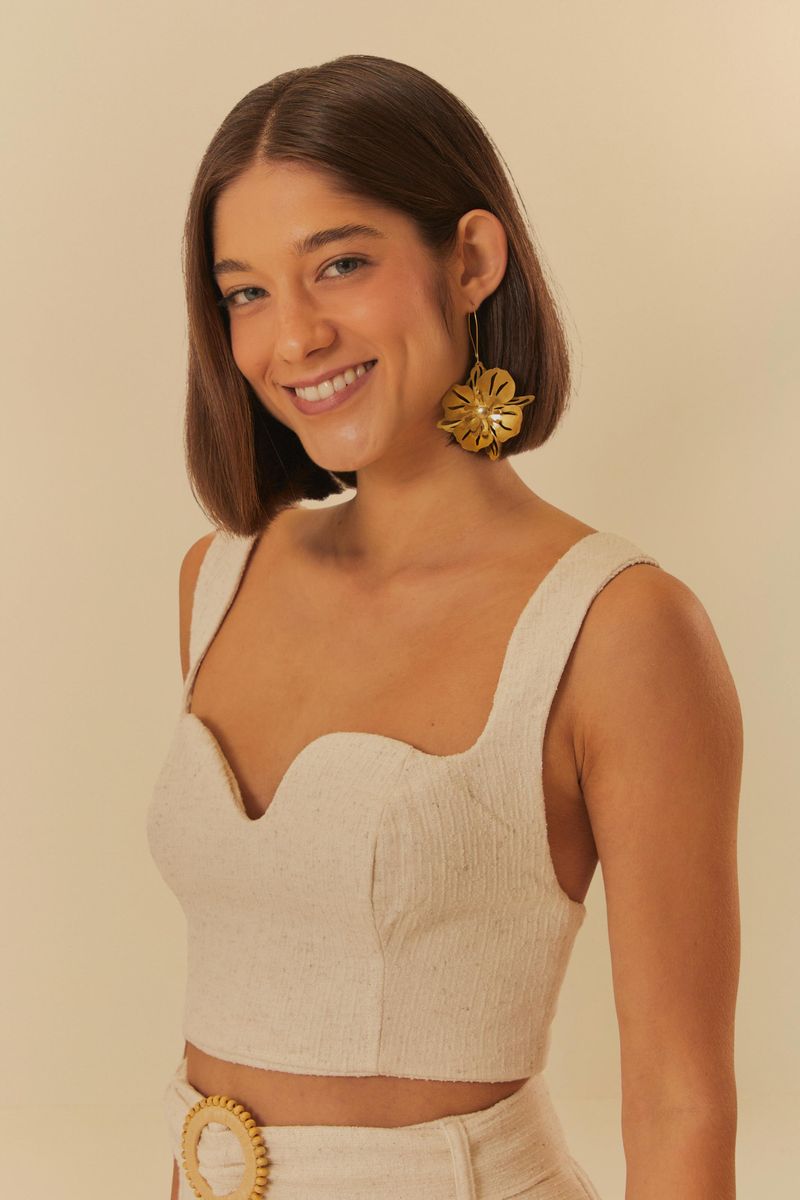 Modelo-usando-top-cropped-de-tweed-con-escote-en-corazon-y-tirantes-anchos-vista-frontal.