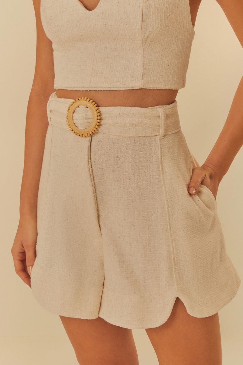 Close-up-del-short-de-tweed-beige-mostrando-la-hebilla-y-la-pretina.