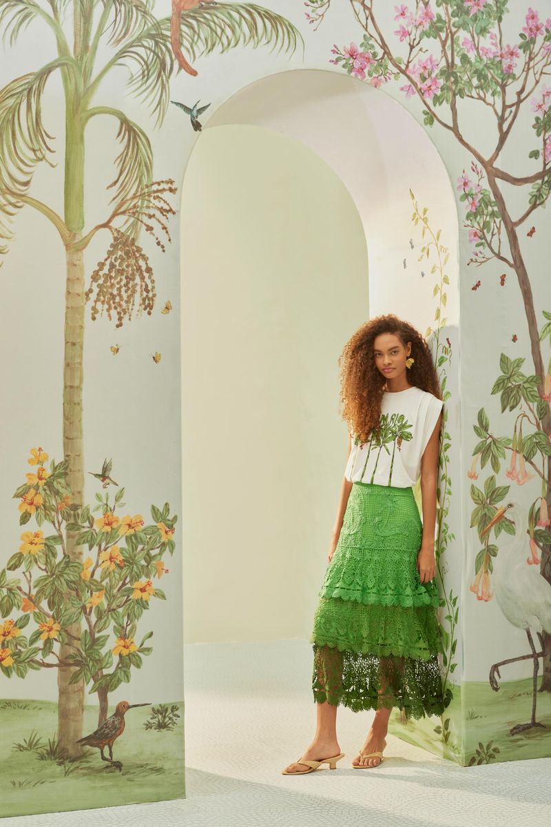 Blusa-Musculosa-Pregas-Farm-Rio-vista-de-frente-con-estampado-botanico-y-pliegues.