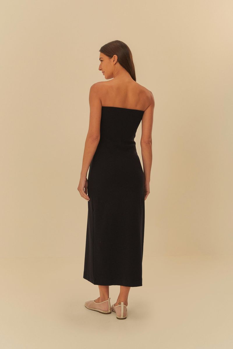 Vestido-negro-sin-tirantes-con-detalle-de-nudo-frontal-y-abertura-longitud-midi-visto-desde-atras.