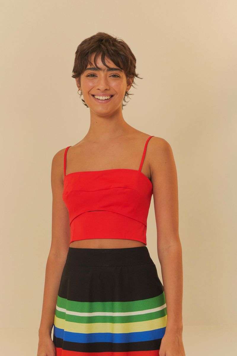 Blusa cortada roja con recortes, vista frontal.