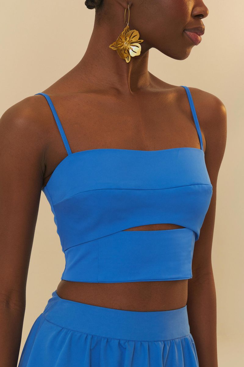 Blusa cropped azul con cortes estratégicos, vista lateral.