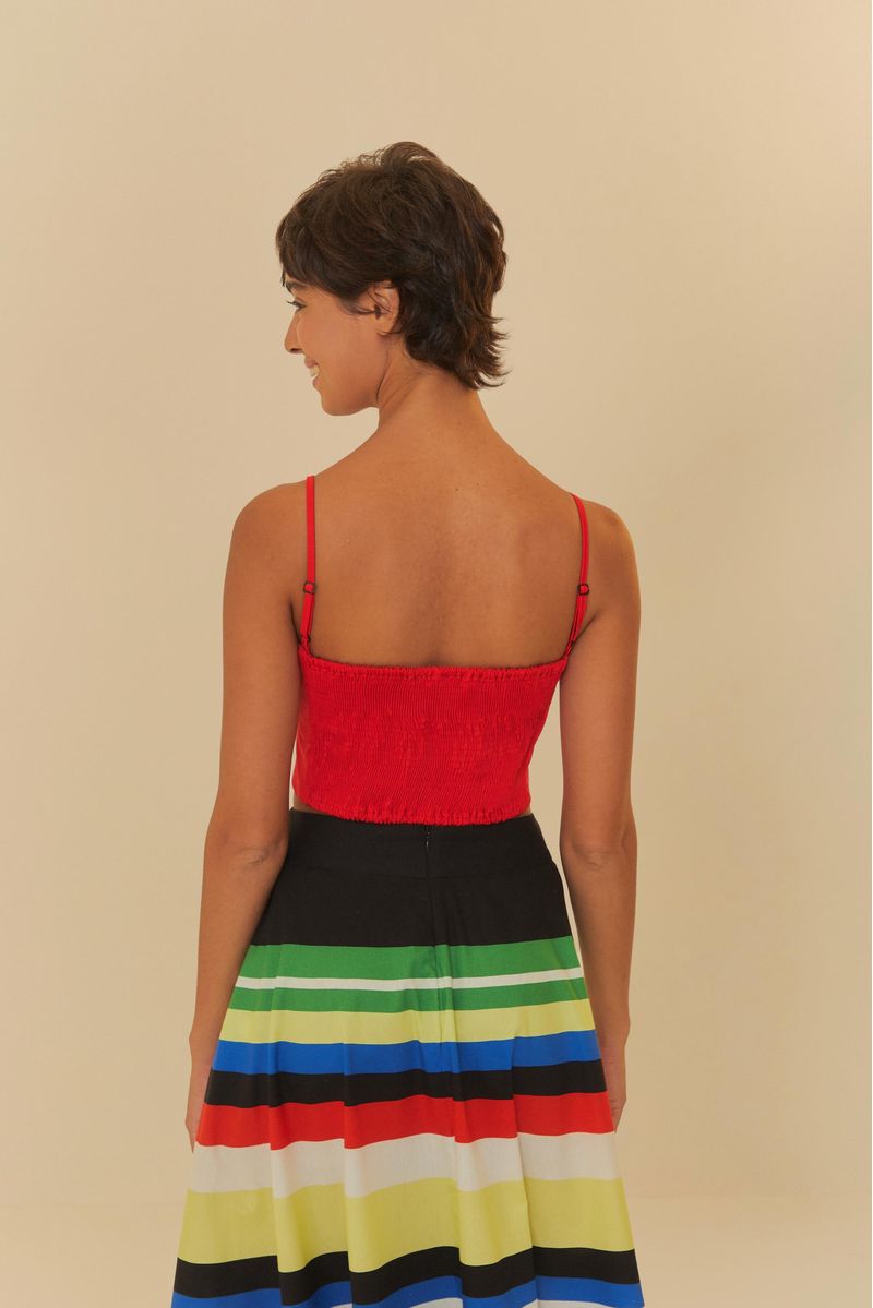 Blusa cortada roja con recortes, vista trasera.