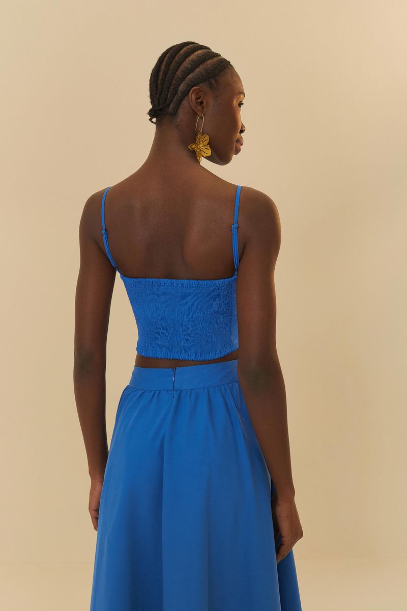 Vista-trasera-de-la-blusa-cropped-azul-mostrando-el-ajuste-ceñido-y-tirantes-delgados.