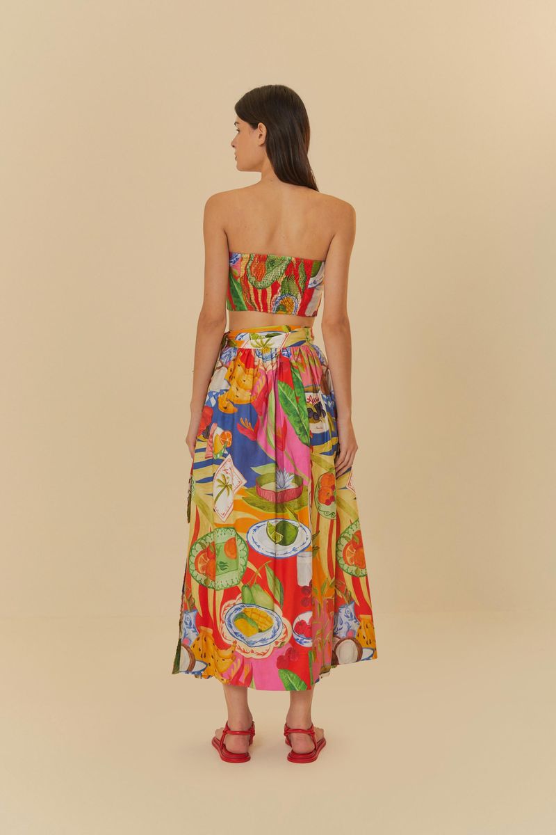 Vista-trasera-de-la-falda-Mesa-Fresca-con-estampado-vibrante.