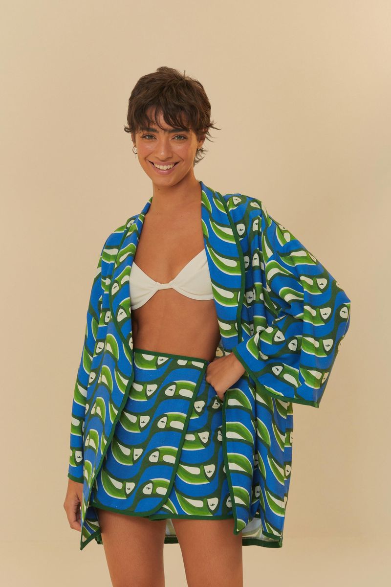 Modelo usando un conjunto con falda corta estampada geométrica en azul, verde y blanco.