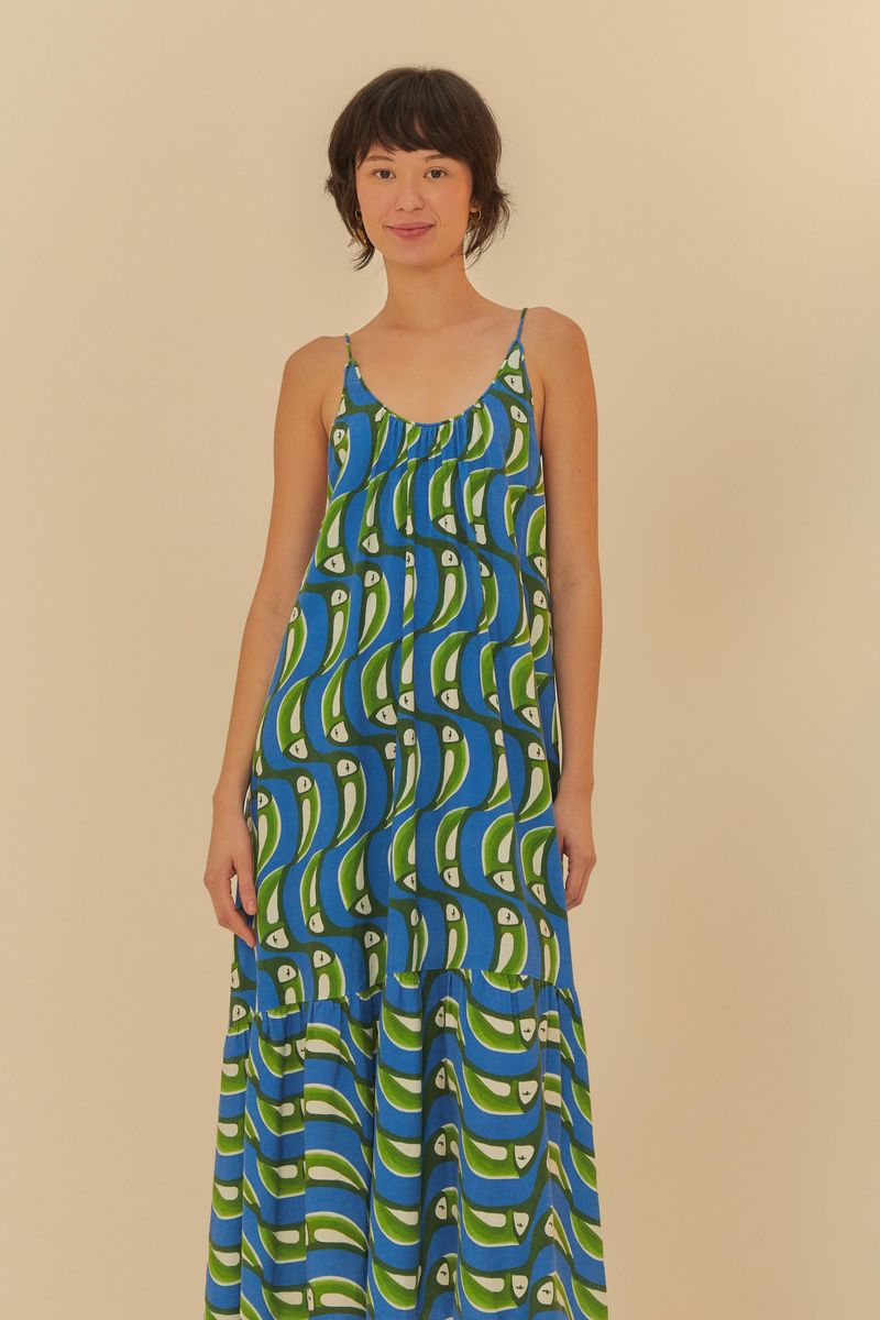 Vestido estampado con tiras finas y escote en V, mostrado de frente.
