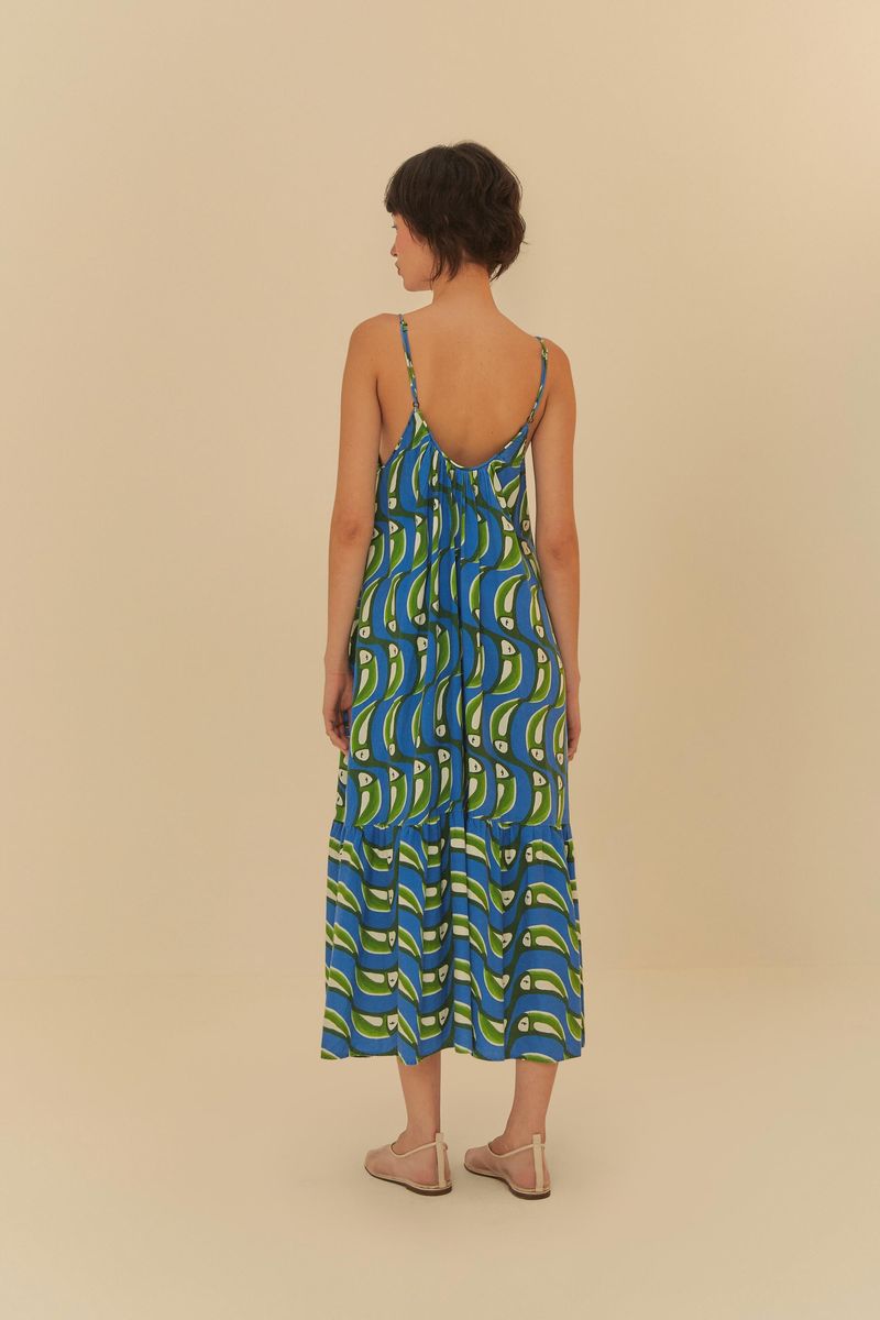 Detalle del tejido estampado del vestido, mostrando el diseño.