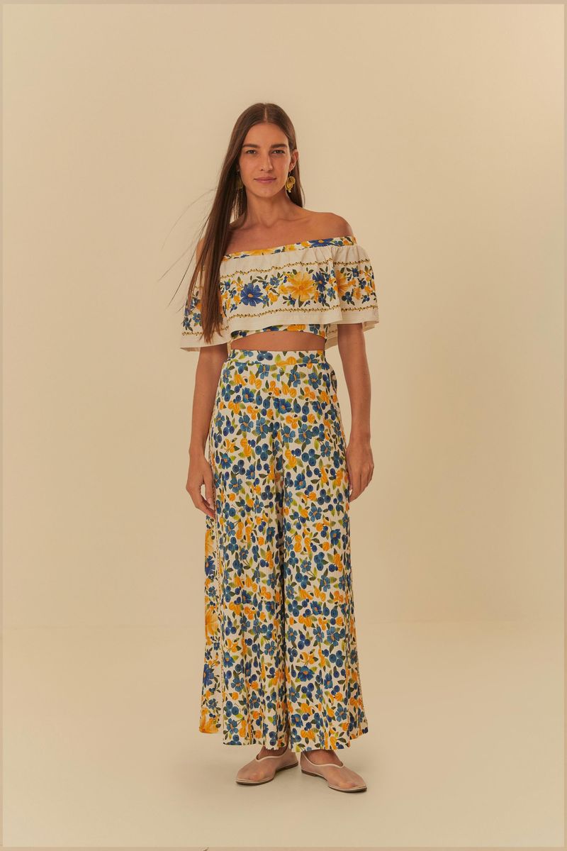 Conjunto con blusa floral y falda combinada, mostrando el look completo.