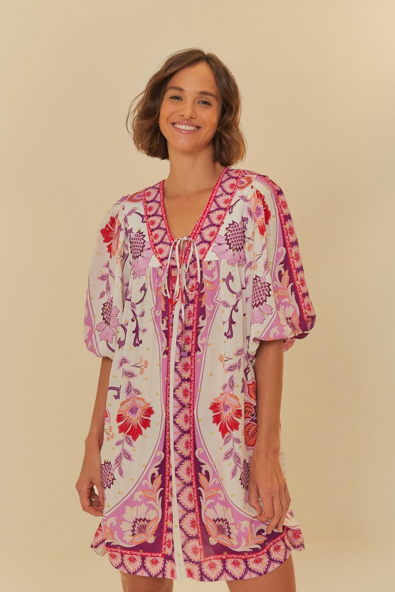 Vestido corto estampado con escote en V y cordón para amarrar, mostrado de frente.
