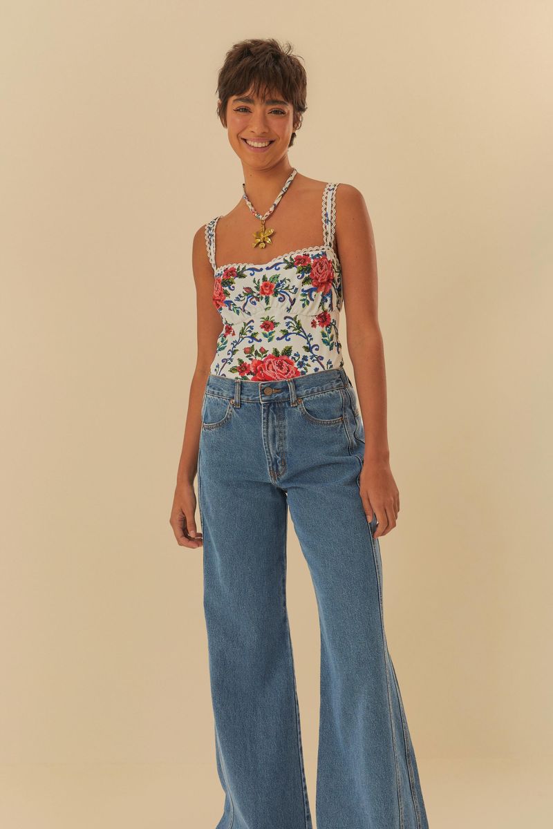 Modelo usando pantalón jeans con recorte y pretina elástica, vista frontal.