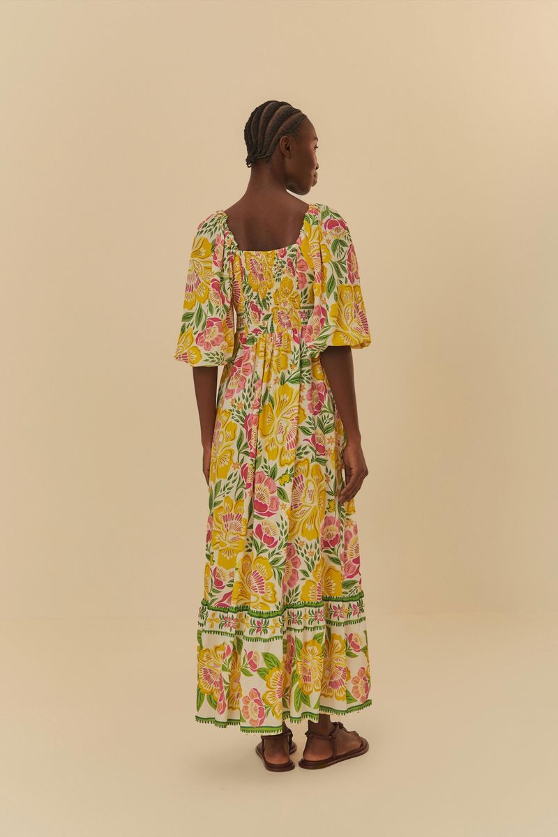 Vista-trasera-de-un-vestido-largo-con-estampado-floral-escote-cuadrado-y-mangas-cortas-exhibido-sobre-un-fondo-neutro.