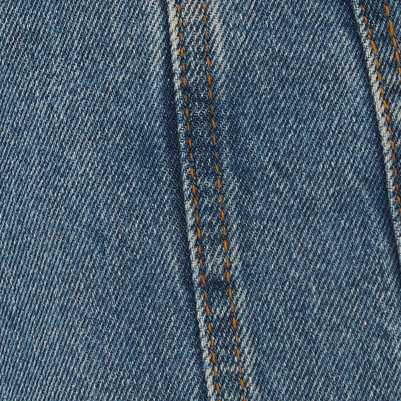Vista de cerca del tejido del pantalón jeans.