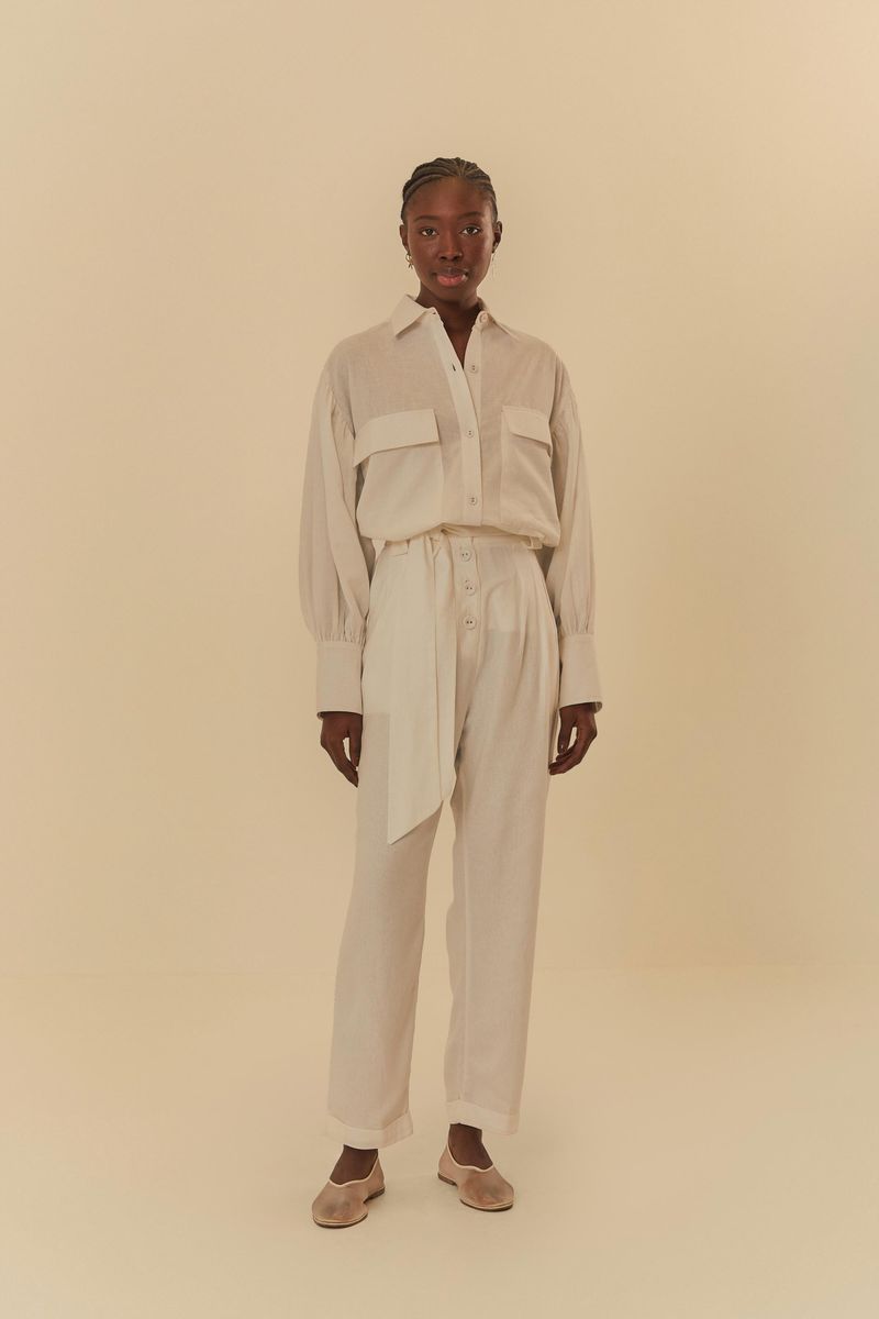 Conjunto de camisa y pantalón beige, vista completa.