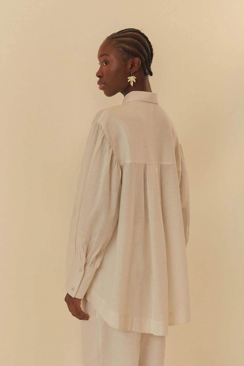 Camisa beige con detalles de pliegues en la parte trasera, vista trasera.