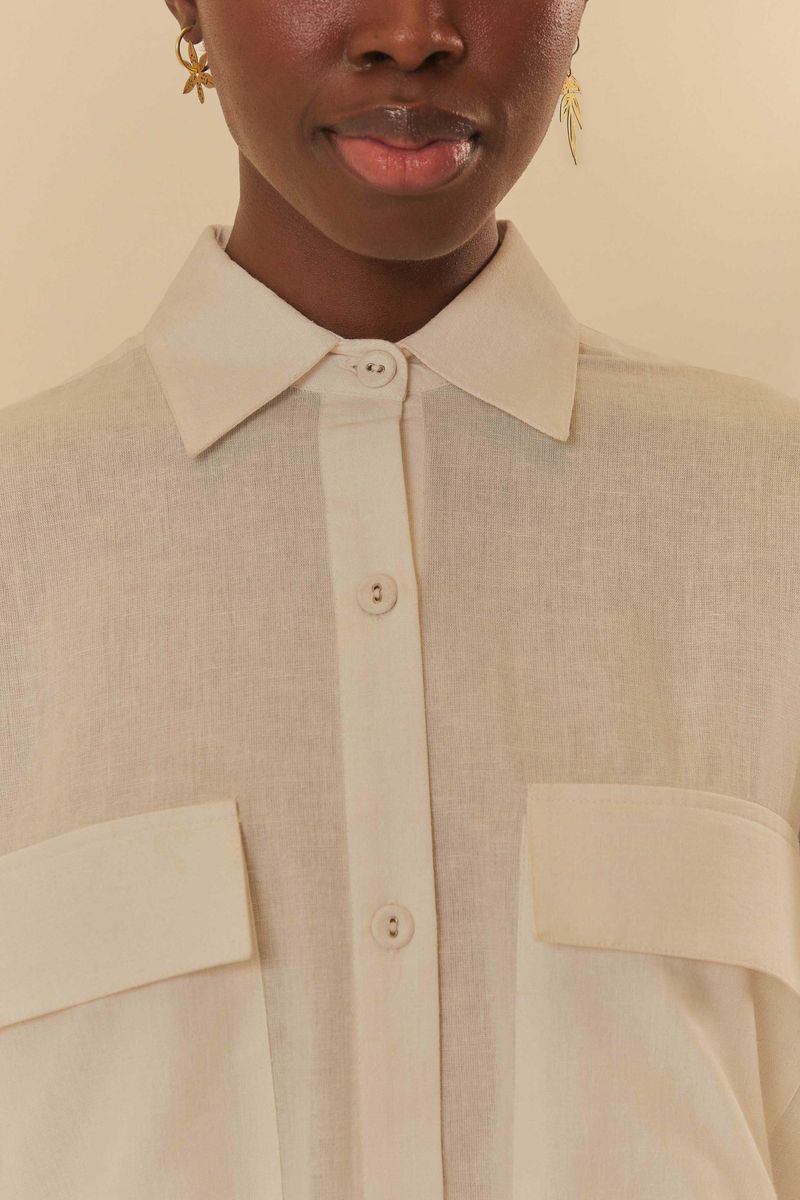 Detalle-del-cuello-clasico-y-cierre-con-botones-de-la-camisa.