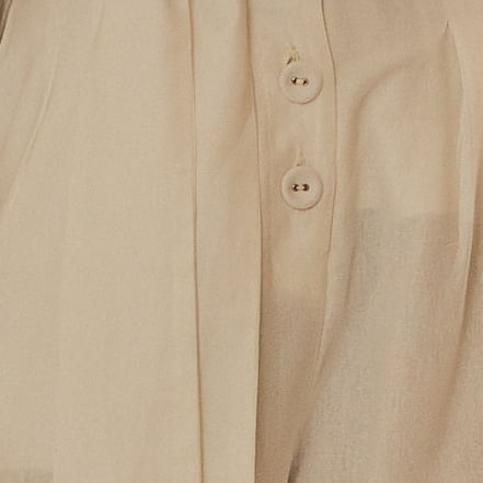Detalle-de-los-bolsillos-delanteros-de-la-camisa-beige.