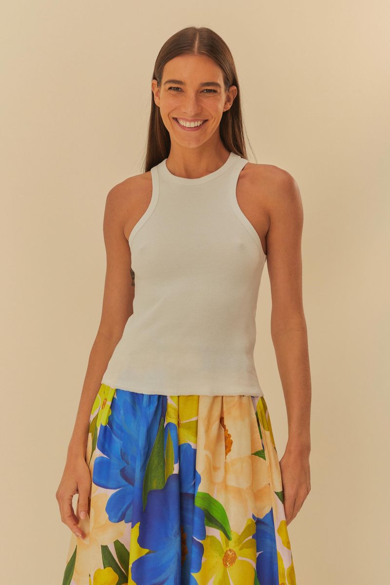 Vista-lateral-de-la-musculosa-Camila-blanca-destacando-su-ajuste-al-cuerpo.