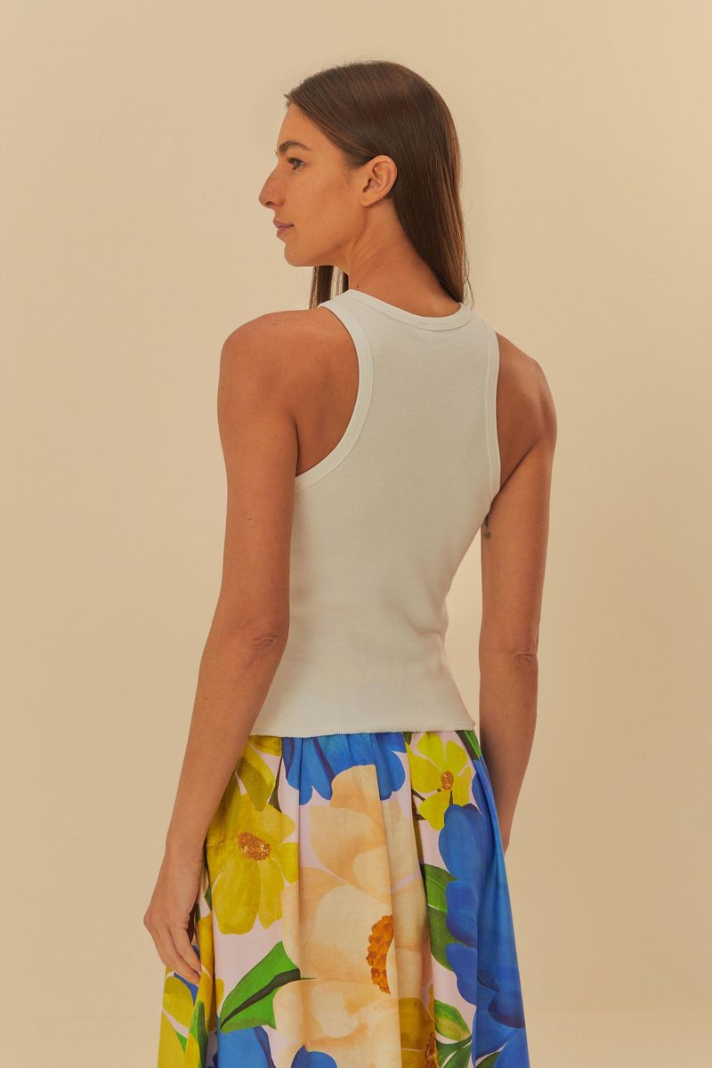 Vista-trasera-de-la-musculosa-Camila-blanca-sin-mangas-con-terminacion-recta.