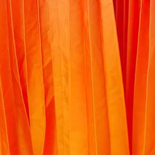 Vestido-largo-plisado-con-efecto-degradado-en-tonos-rojo-y-naranja-visto-desde-el-frente-en-fondo-neutro.