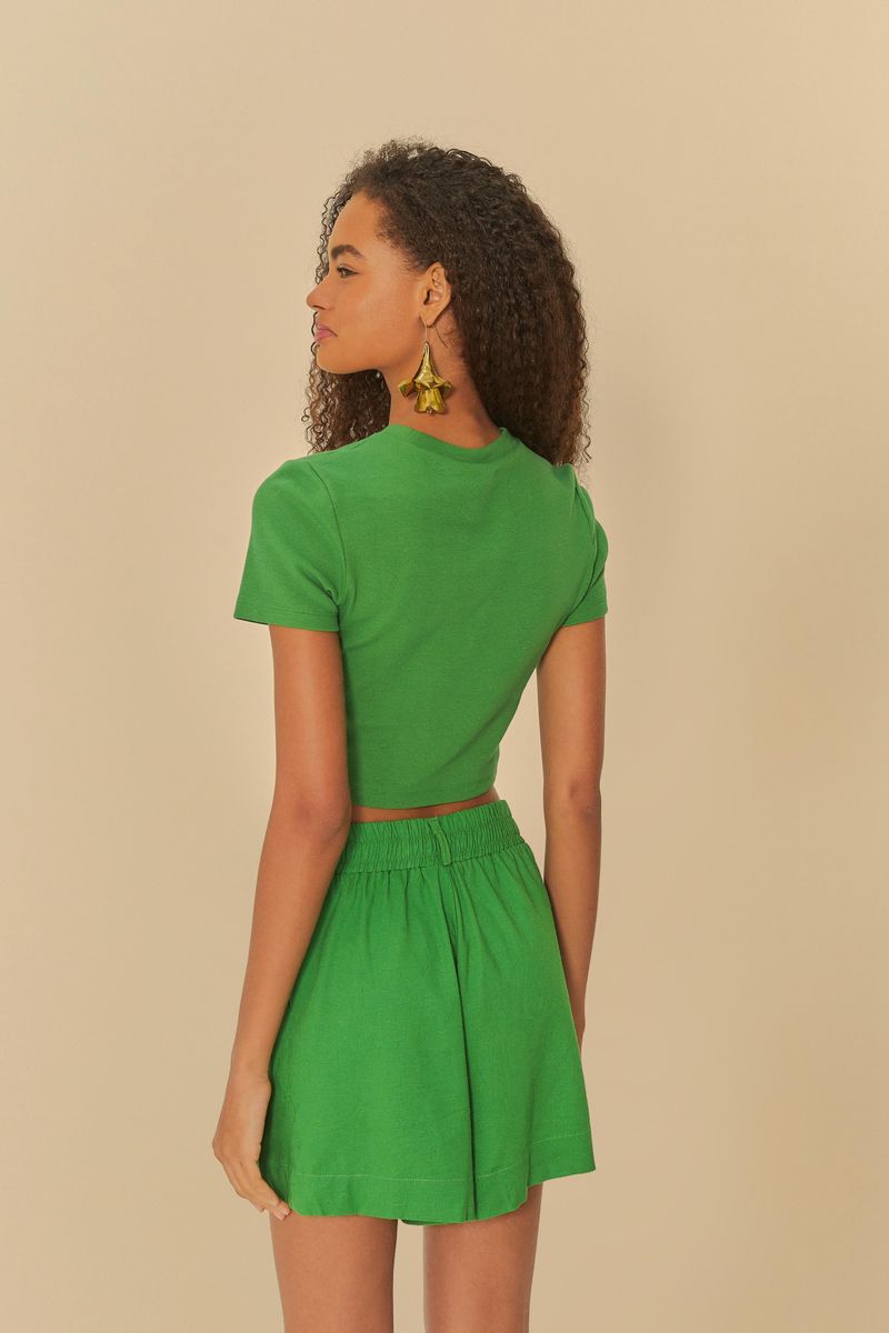 Vista trasera del conjunto verde con short y top, mostrando el elástico en la cintura.