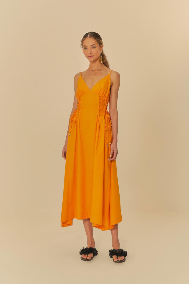 Modelo-vistiendo-vestido-naranja-con-detalle-trenzado-vista-frontal.