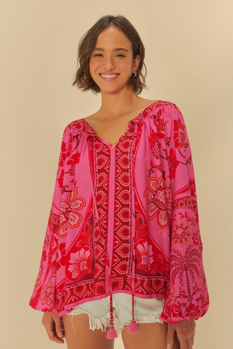 Modelo usando blusa estampada con romance de tucán, vista frontal, con escote en V y mangas largas.