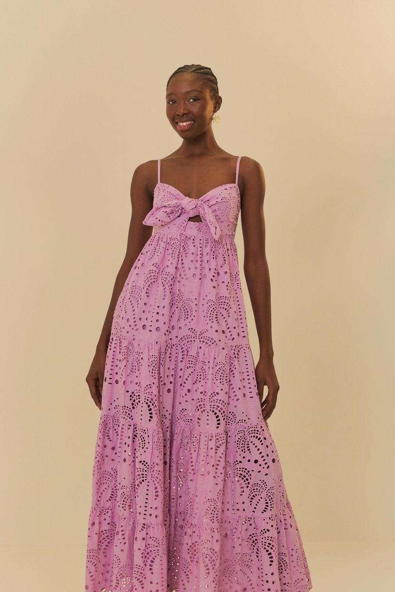 Vestido-largo-lila-con-detalles-de-bordado-artesanal-mostrado-de-frente.