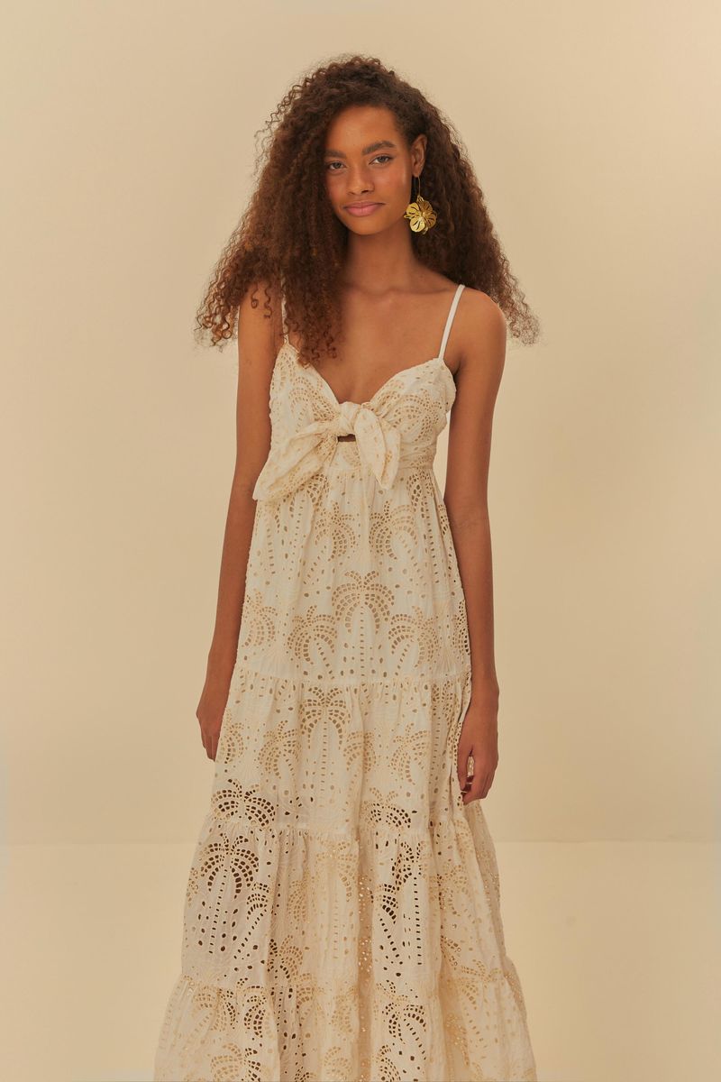 Vestido laise artesanal con escote corazón y atado frontal, visto de frente.