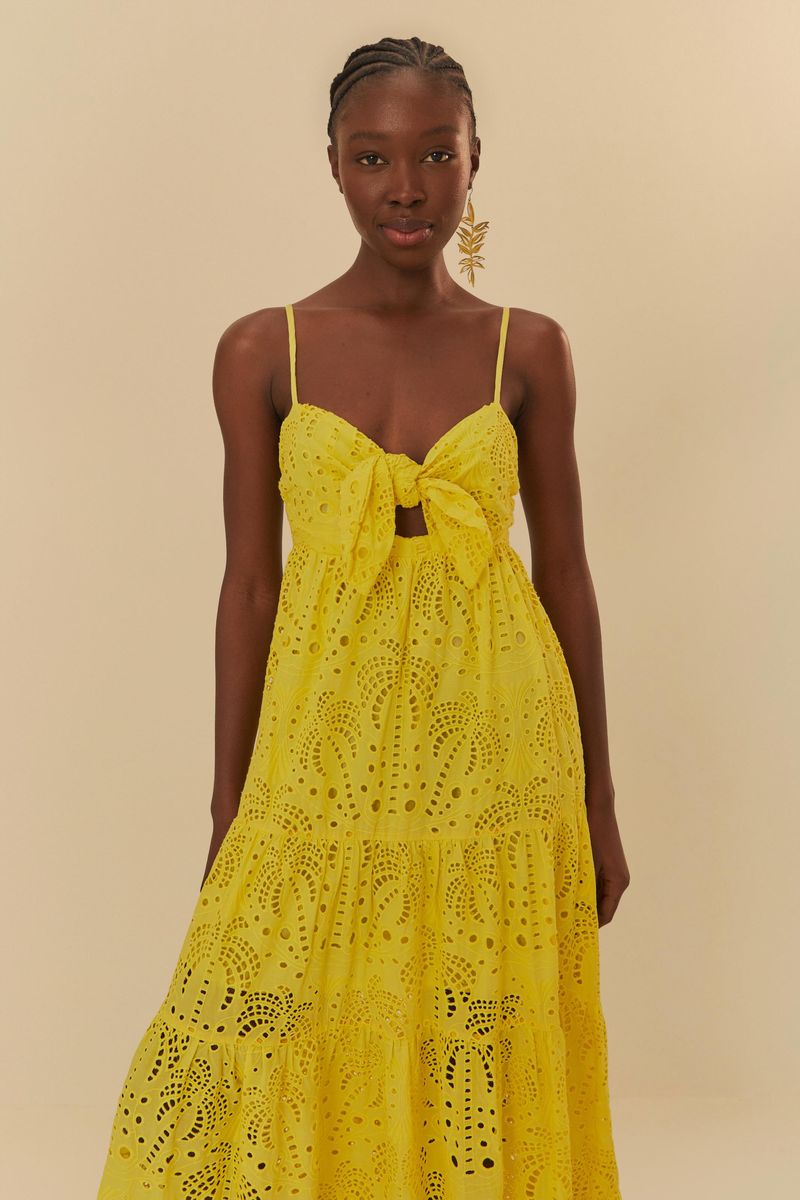Primer-plano-del-vestido-amarillo-con-detalles-de-encaje-artesanal-destacando-el-escote-corazon-y-el-atado-frontal.