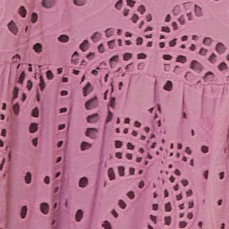 Detalle-del-tejido-bordado-artesanal-del-vestido-lila.