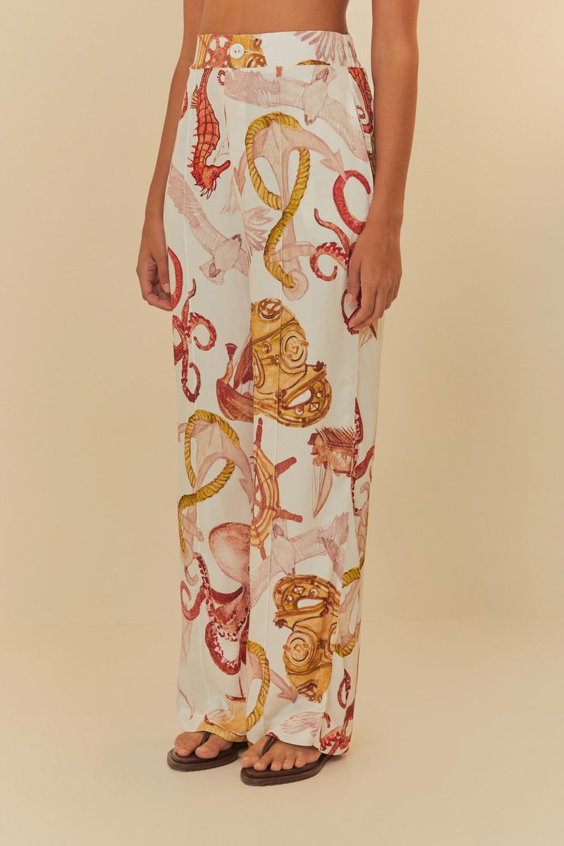 Detalle de la cintura y parte superior del pantalón recto con estampado marítimo exclusivo.
