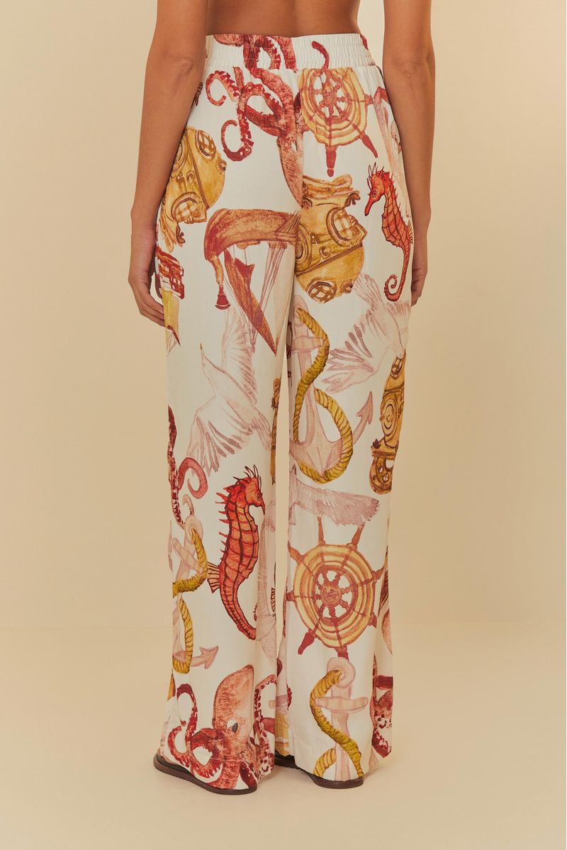 Vista trasera de pantalón recto con estampado marítimo exclusivo, mostrando el ajuste y el estampado.