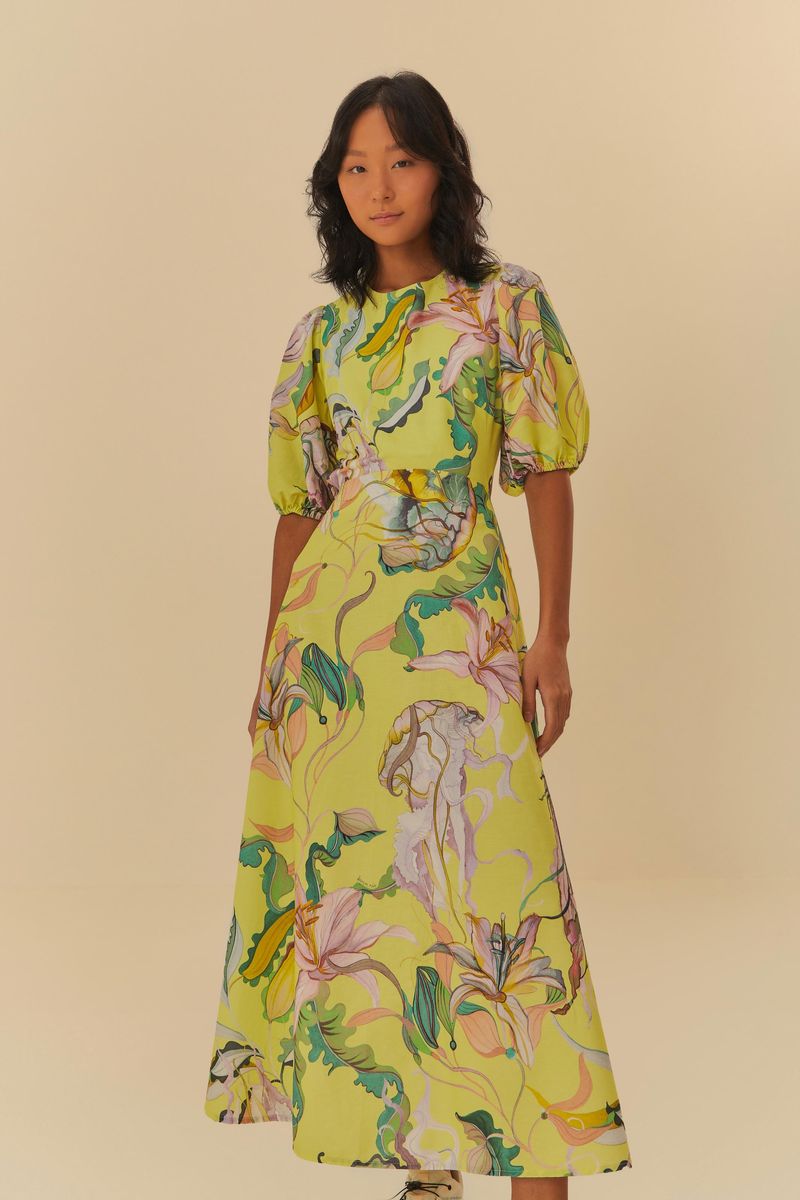Close-up-del-vestido-mostrando-el-estampado-floral-tropical-en-detalle.