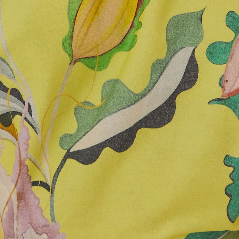 Detalle-del-escote-trasero-abierto-con-amarre-del-vestido.