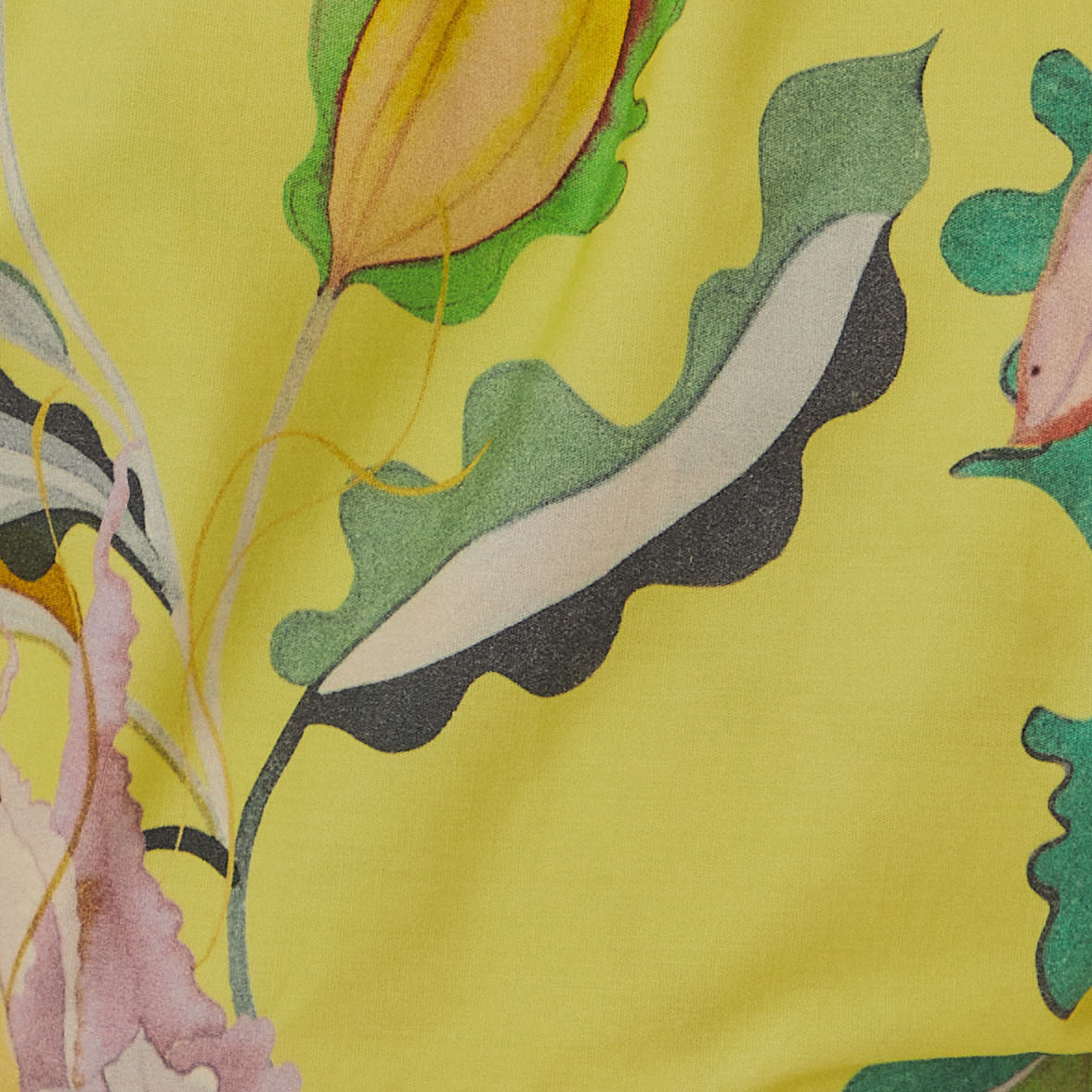 Detalle-del-escote-trasero-abierto-con-amarre-del-vestido.