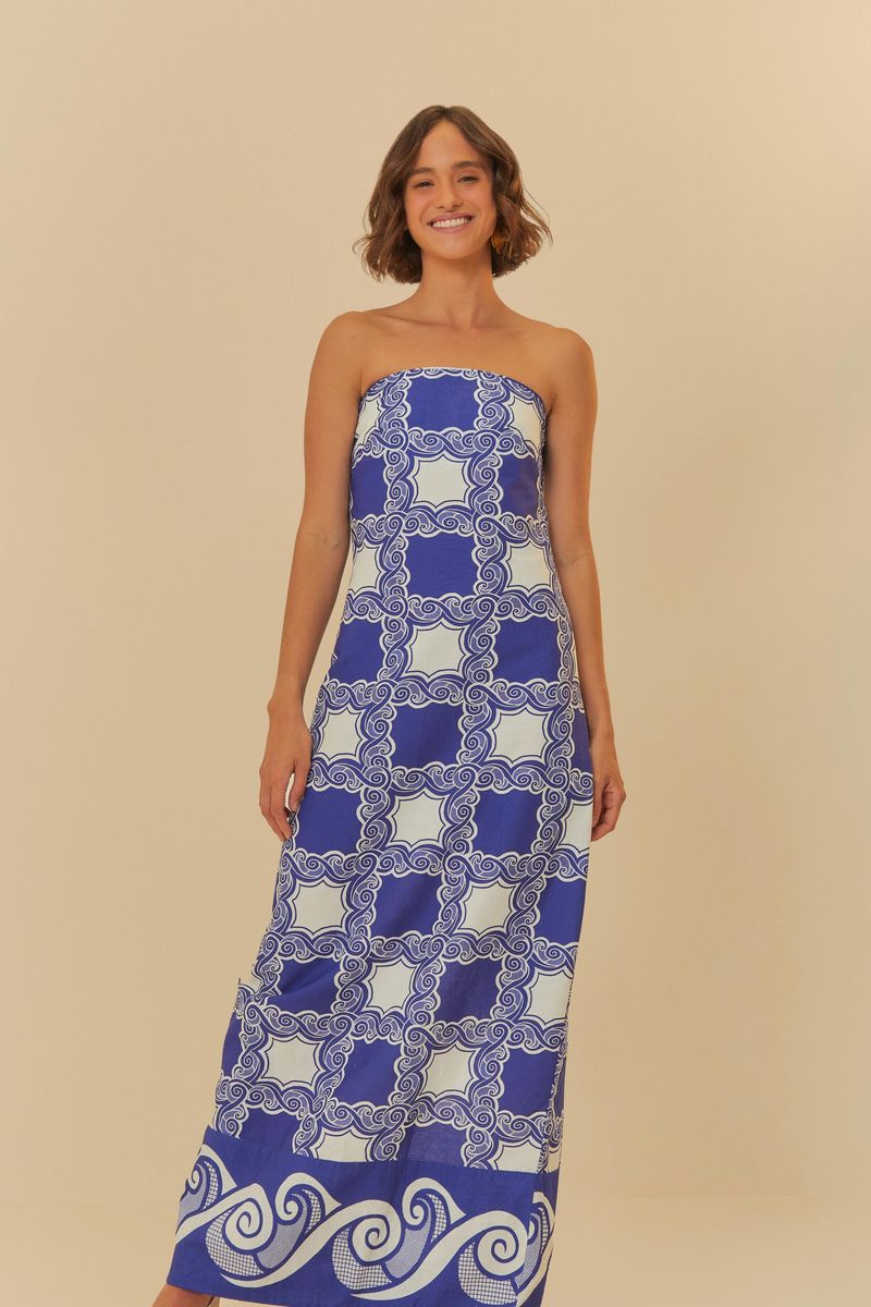 Vestido-largo-sin-tirantes-con-estampado-azul-y-blanco-visto-de-frente.