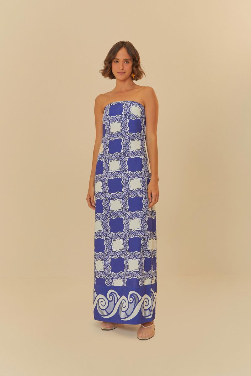 Vestido-largo-sin-tirantes-con-estampado-azul-y-blanco-visto-de-frente-con-detalles-en-el-borde.