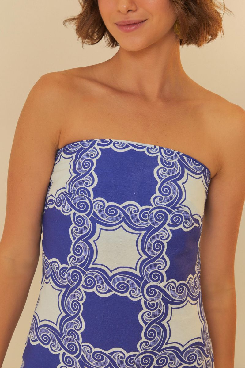 Vestido-largo-sin-tirantes-con-estampado-azul-y-blanco-visto-desde-atras.