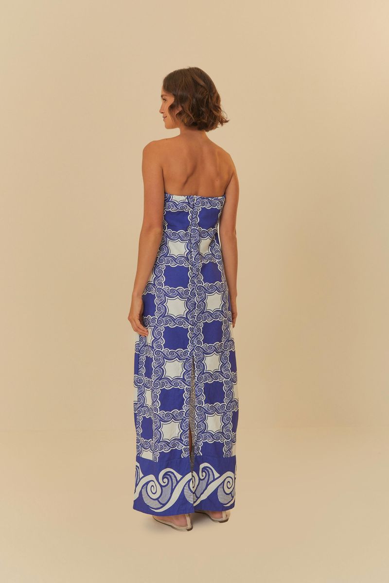 Detalle-del-corset-del-vestido-sin-tirantes-con-estampado-azul-y-blanco.