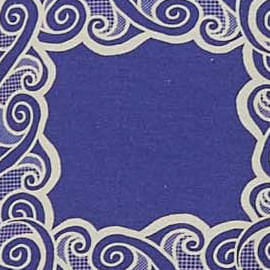 Vista-lateral-del-vestido-largo-sin-tirantes-con-estampado-azul-y-blanco.